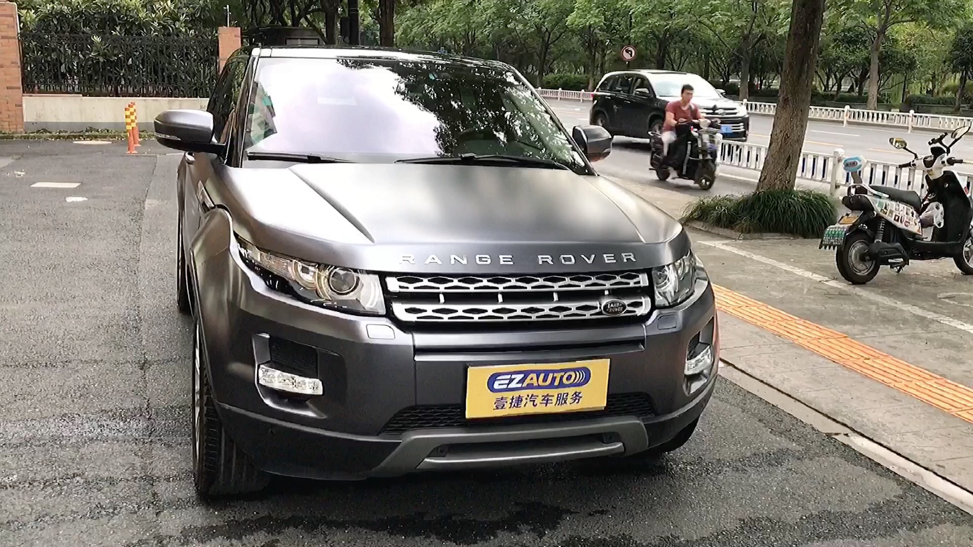 杭州路虎极光车身改色贴膜漆面深邃灰改色膜帅气车身质感效果