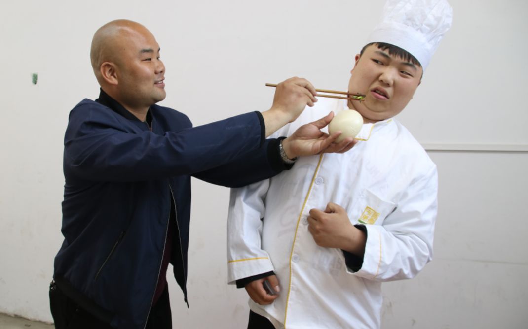 搞笑短剧服务员套路小伙点菜一端上来偷鸡不成蚀把米