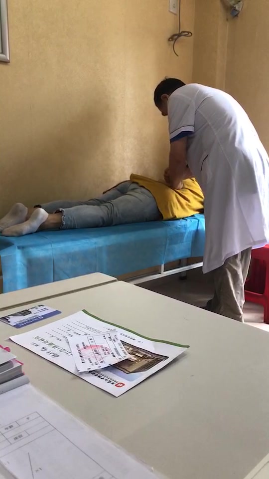 门诊邓可利主任为腰疼患者检查身体中德骨科医院_哔哩哔哩 (゜-゜)つ