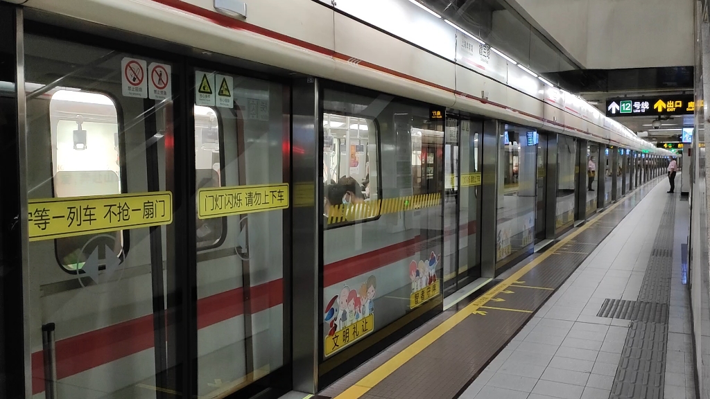 上海地铁1号线124号车漕宝路站上行出站(上海火车站方向)_哔哩哔哩