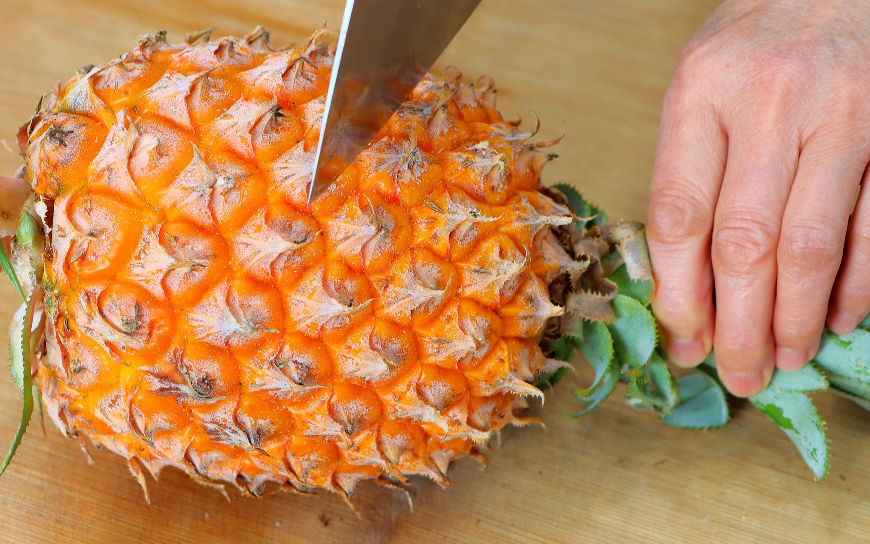 吃菠萝只服这3种切法,不削皮不挖眼,省时又省力,也不脏手