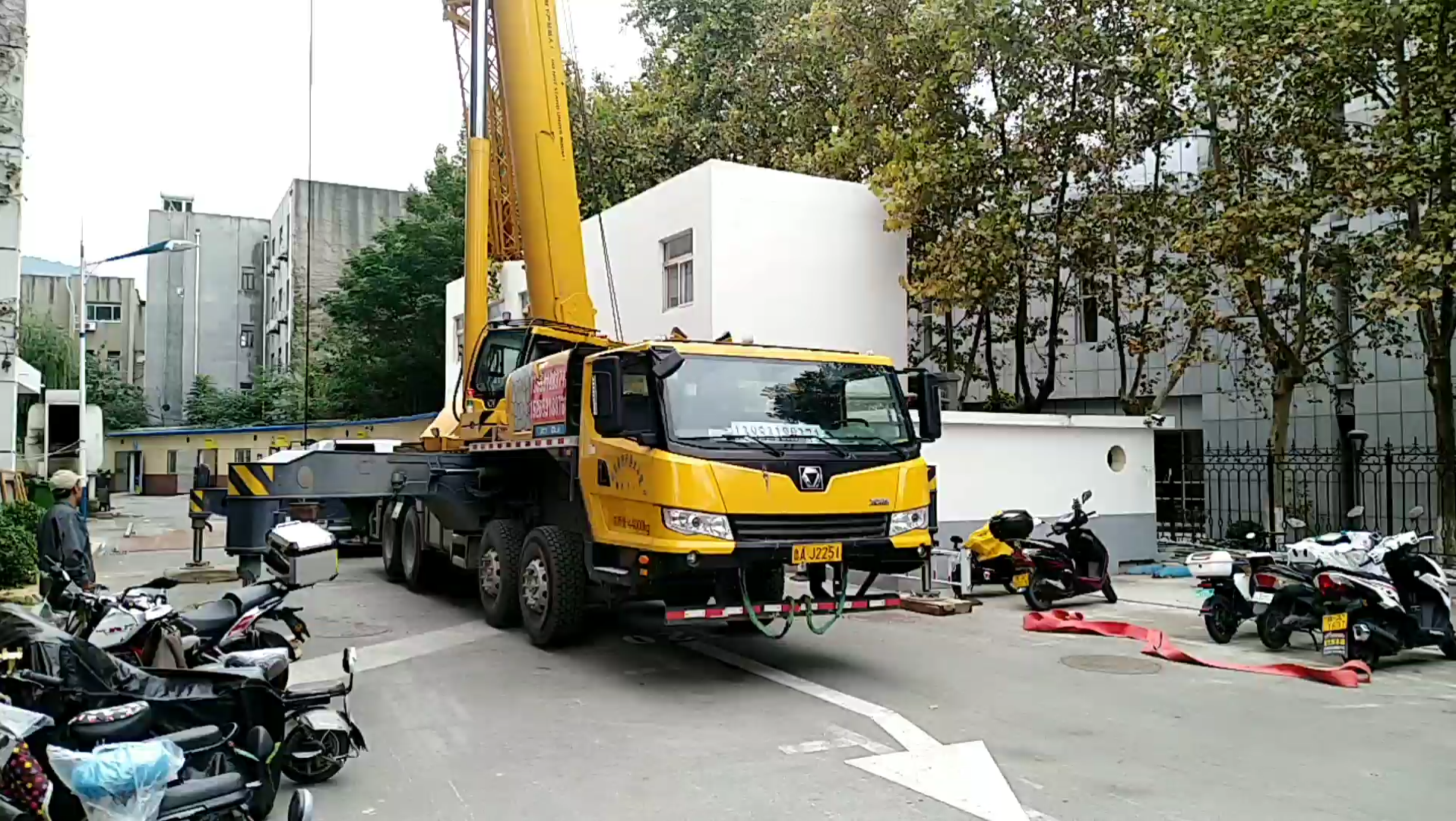 大吊车,能把空调外机吊上五楼!