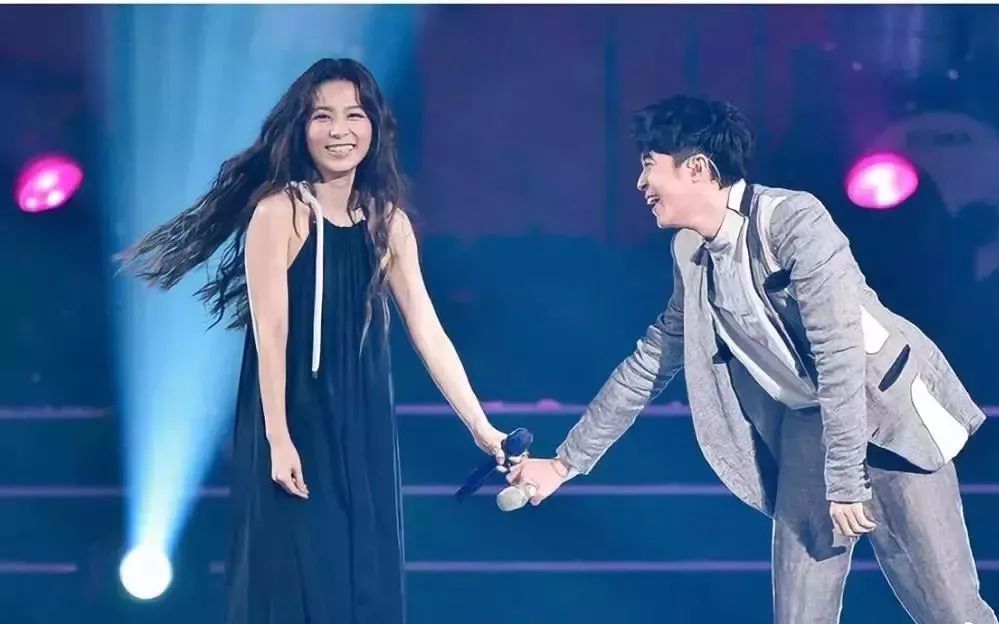 吴青峰x田馥甄世纪大合唱经典情歌组曲,是那些歌陪我们走过这些年.