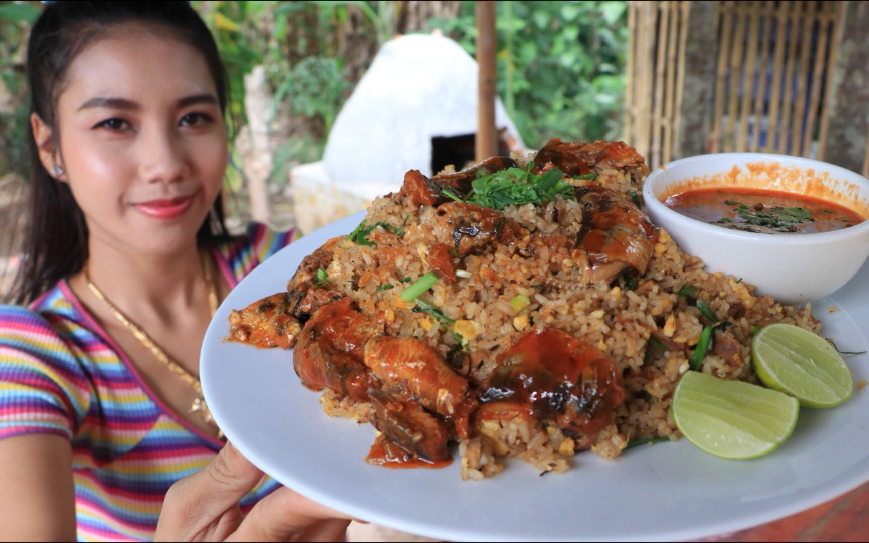 丛林美食:柬埔寨小姐姐制作沙丁鱼罐头炒饭,隔壁小孩馋哭了