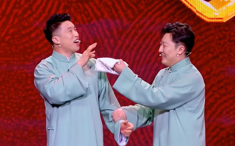 【3030相声小品】烧饼呼吁大家健身,小四"短裤穿太高"是一种病_哔哩