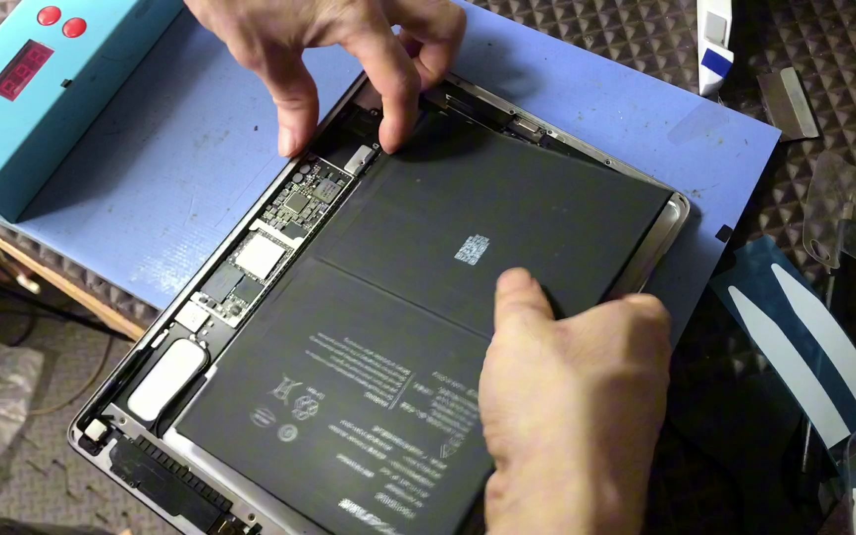 粉丝自带ipadair2电池更换,严格要求安排到位,细节处理坐满