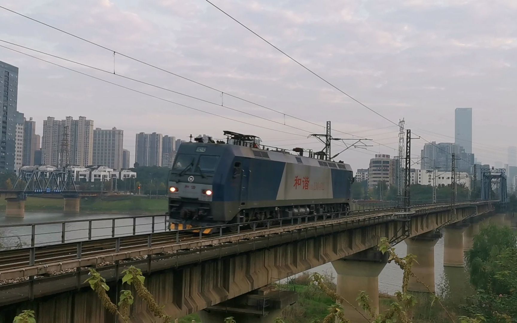 11.06 武局江段hxd1b-0402 担当 51072次 丝茅冲站2道通过