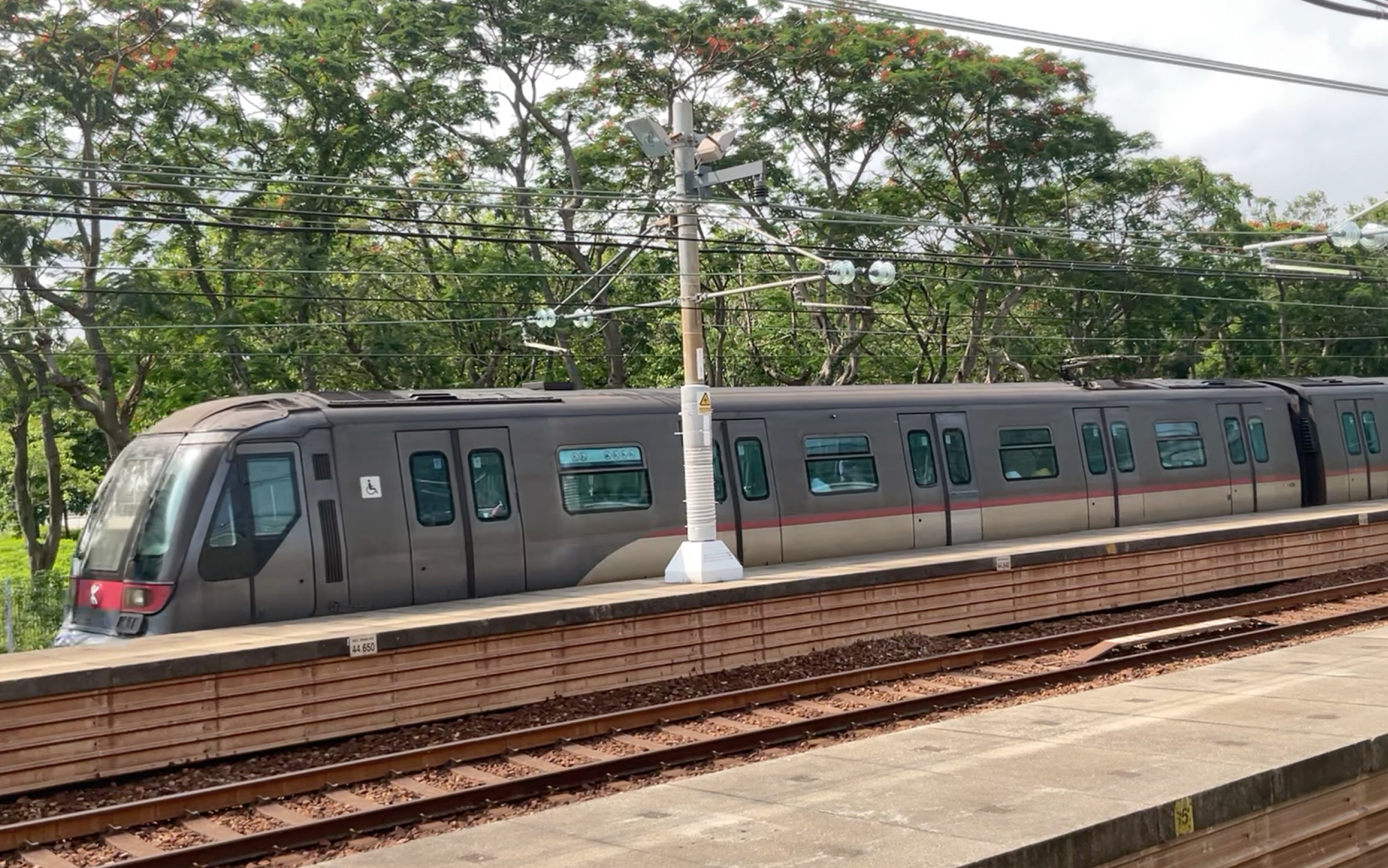 【港铁东涌线】德国西门子/西班牙a-train列车出站!