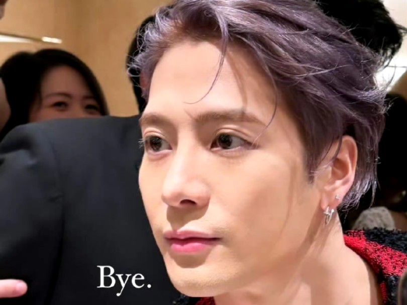 王嘉尔扶高跟鞋女生下楼梯 - 95是心动呀95