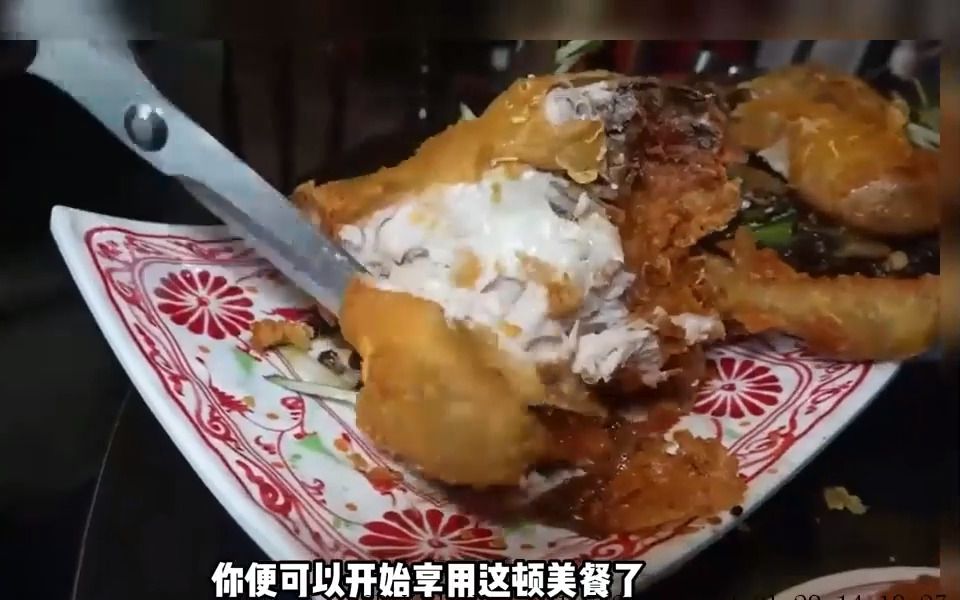 [图]韩国街头的疯狂美食，碗中放整只鸡的炸酱面，一天要消耗500只鸡