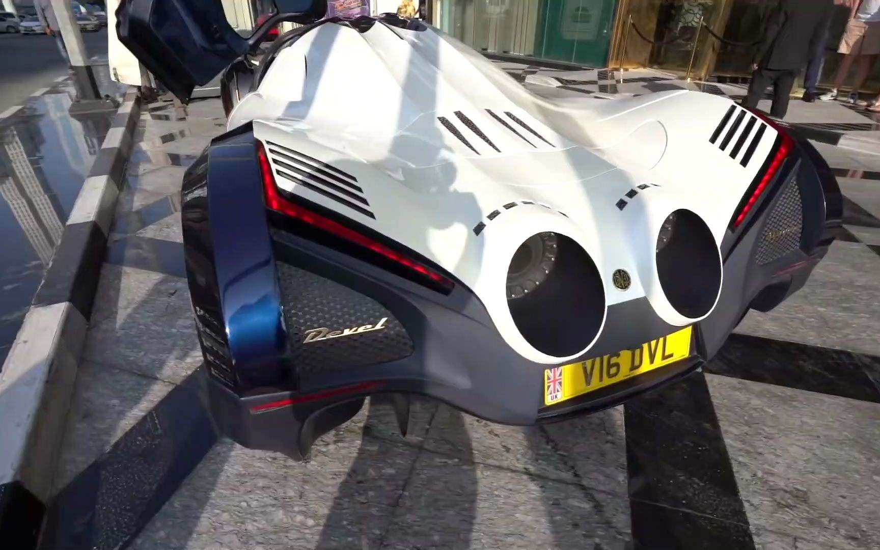 第一位驾驶devel sixteen的人