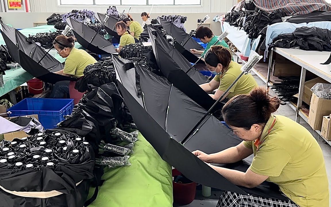 [图]大批量手工制作雨伞的过程，中国一家了不起的雨伞工厂