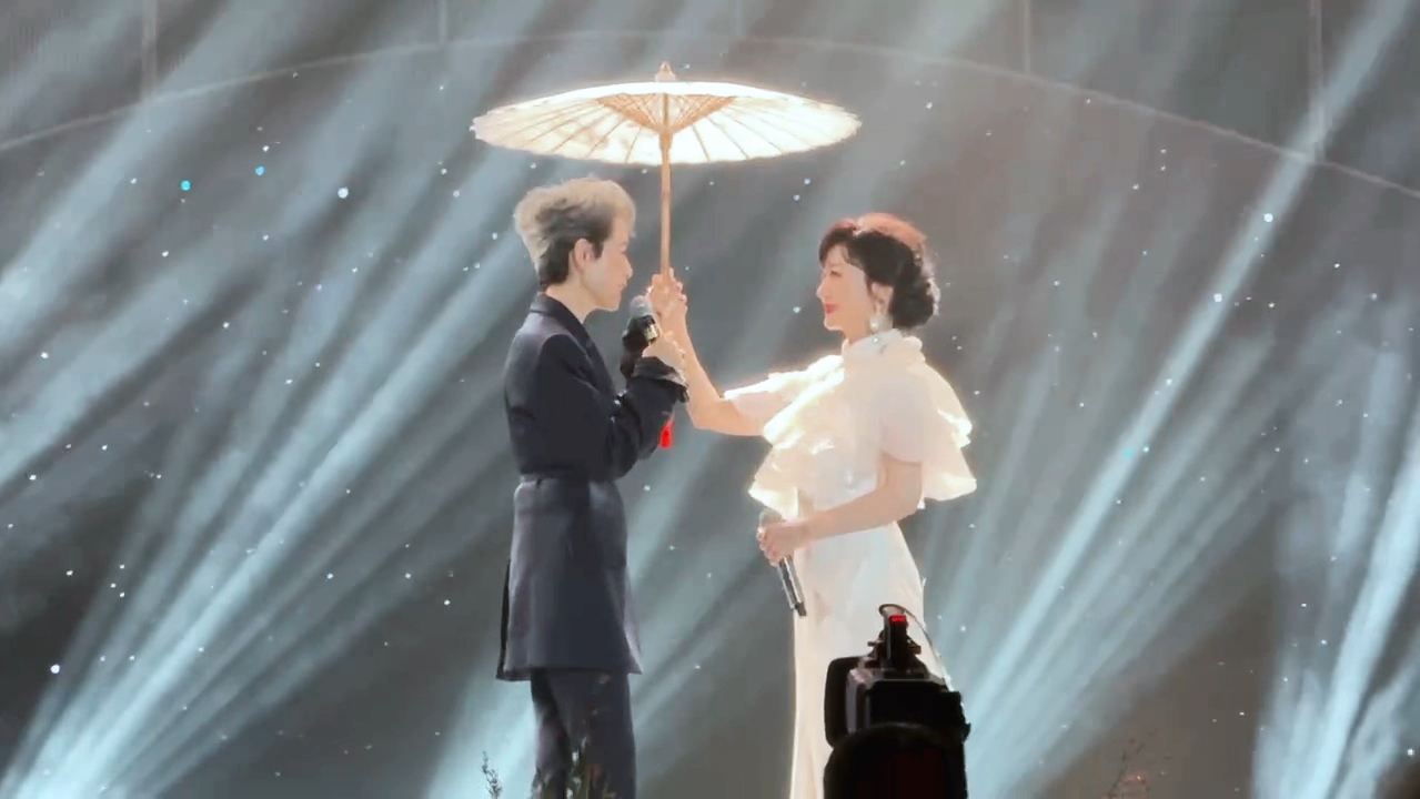 芝童-演唱会两次撑伞名场面