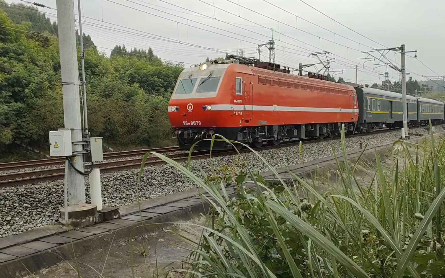 [时隔12天美女回归]兰局兰段ss7e0079牵引t379接近阆中站