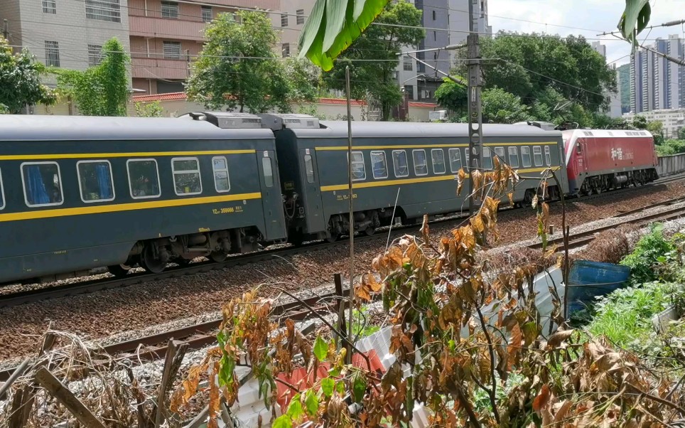 广铁广段hxd1d0365牵引晚点的z230通过良村跨线桥