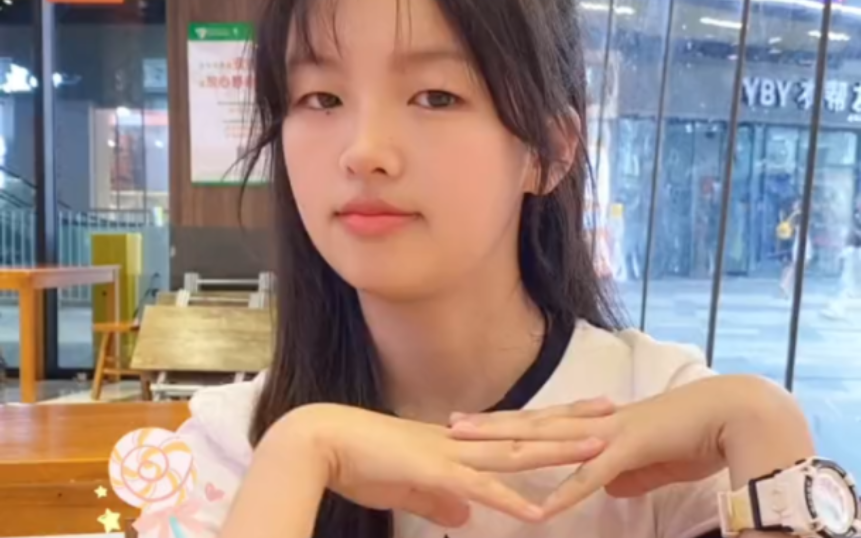 蓝歆颜:笑容最治愈的女孩