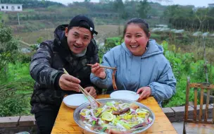 Скачать видео: 150元猪尾巴4斤野山椒，浸泡4小时尾巴酸辣十足，两人吃的美滋滋