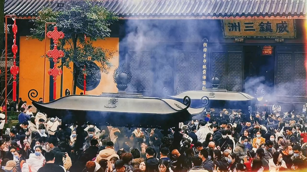 清晨的灵隐寺香火缭绕