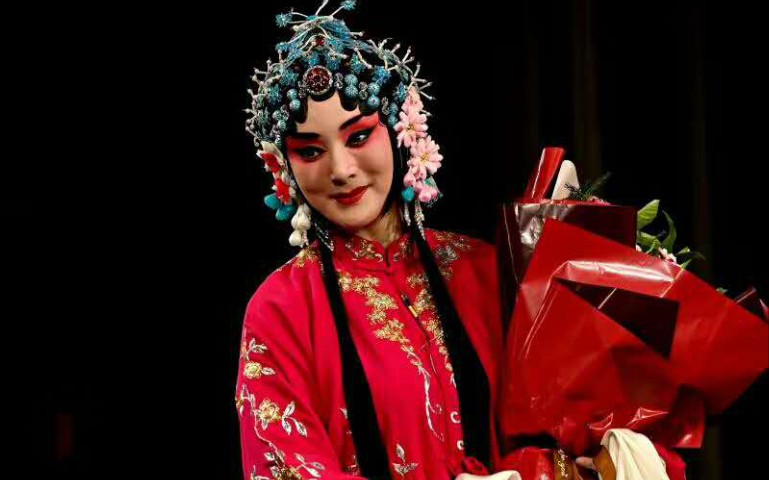 【戏曲现场】京剧程派经典剧目《锁麟囊·春秋亭》"春秋亭外风雨暴"