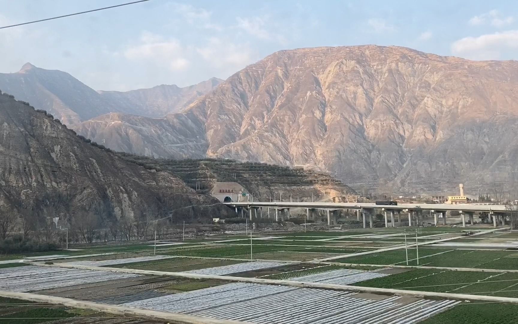 从重庆坐火车去兰州,沿途风景各异,其中陇南的地貌让我惊叹哔哩哔哩bilibili