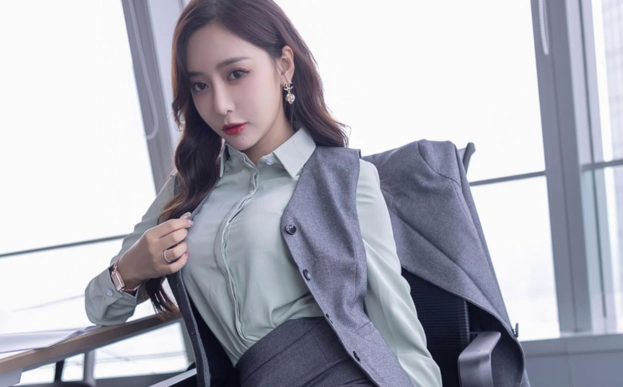 【每日一丝】灰丝职业装小姐姐