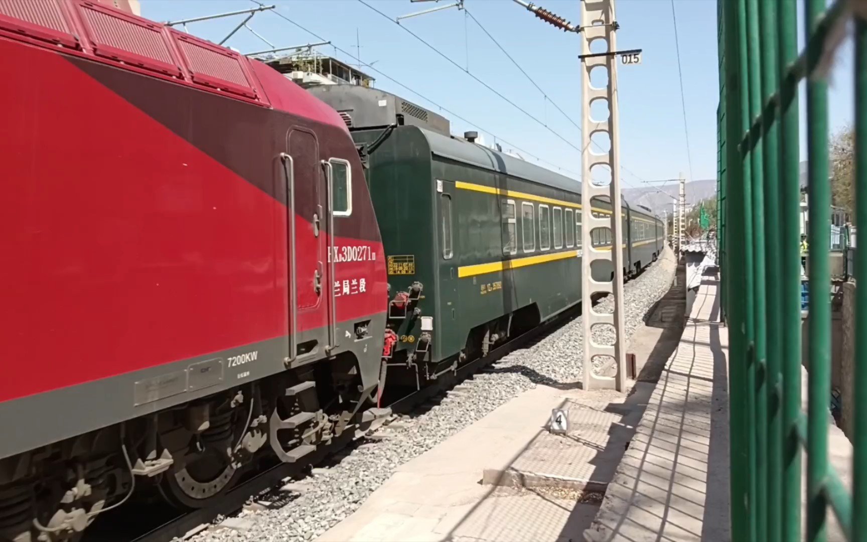 兰局兰段hxd3d0271牵引z273通过五泉山机位