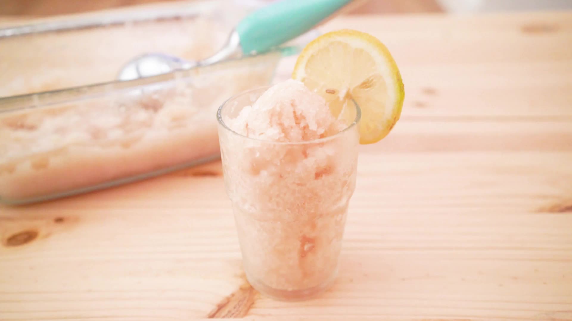 天气太热了,吃个自己做的荔枝冰茶冰沙(04﹃04)