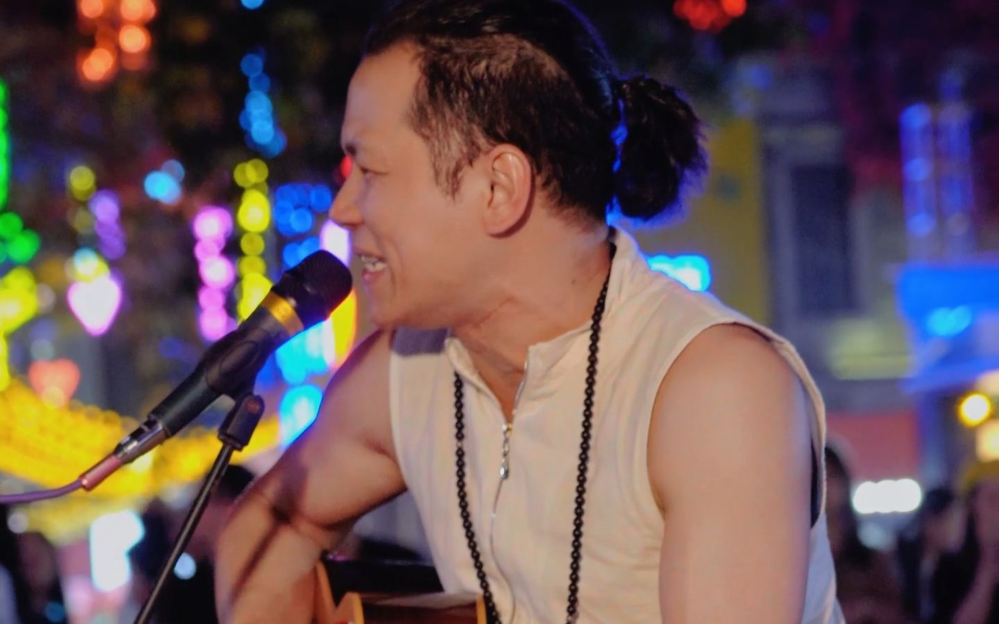 《突然的自我》佛山街头音乐会每天都有,暖男小伍哥唱歌太好听了.