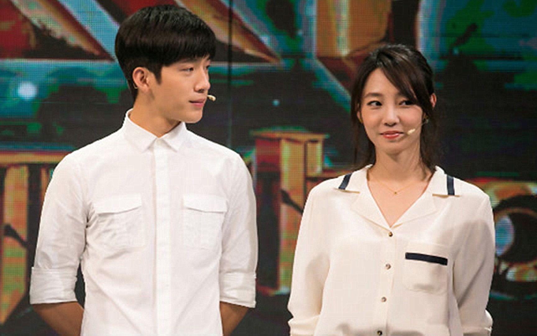 白百何穿透视装出席活动,下身勒出三角区,一旁的井柏然太尴尬!