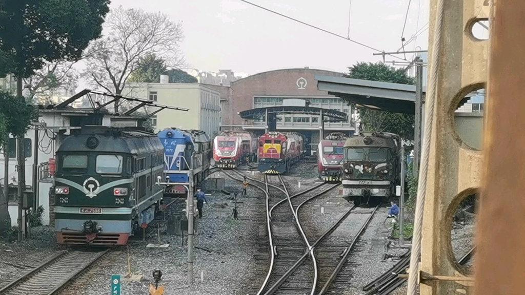 df5内燃机车8v240zj柴油机的低沉咆哮声