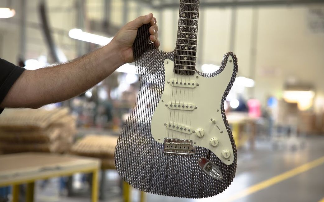 你见过纸板制作的(镂空)吉他吗?建筑大师亲手打造,成品一出惊艳众人!