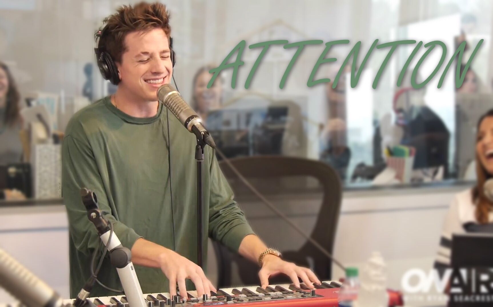 [图]【Youtube搬运】Charlie Puth - Attention（On Air with Ryan Seacrest），还秀了一小段bbox