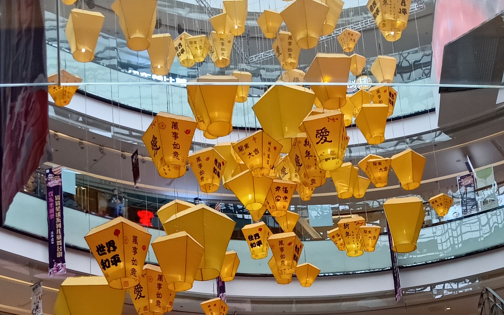 【vlog】真惨!大一狗周末夜游娱乐场所:学校附近的广场!