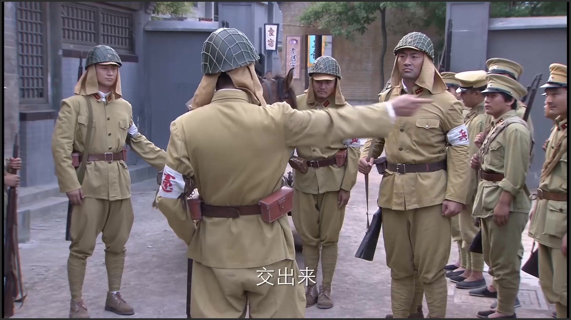 伏击:游击队假扮小鬼子,给伪军忽悠一愣一愣的,武器装备全拿走