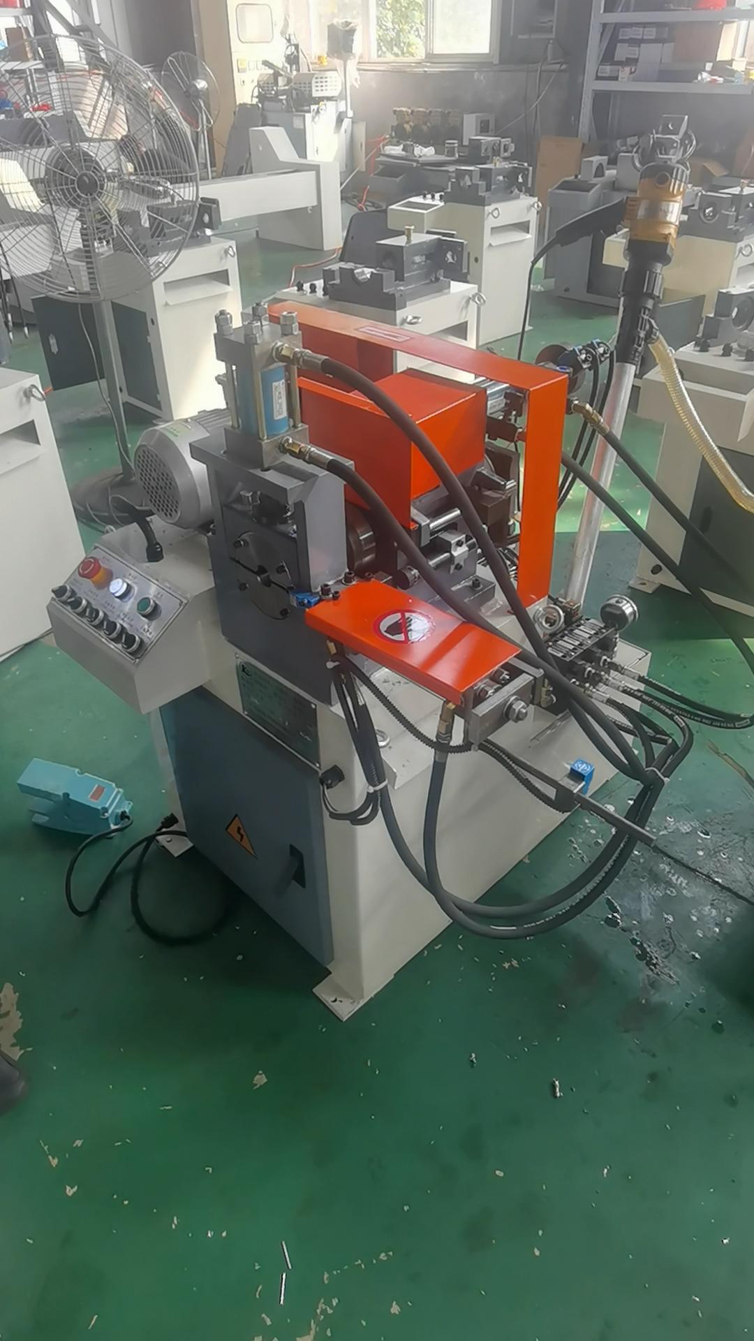 圆钢中心打孔单头倒角机试机