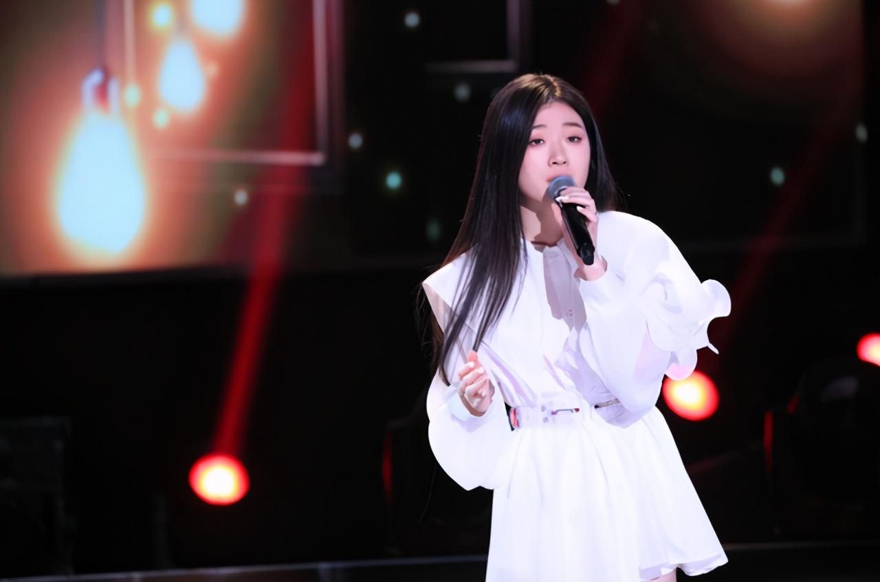 看看李健是如何教单依纯唱歌的?太牛了,天赋和后天训练都很重要!