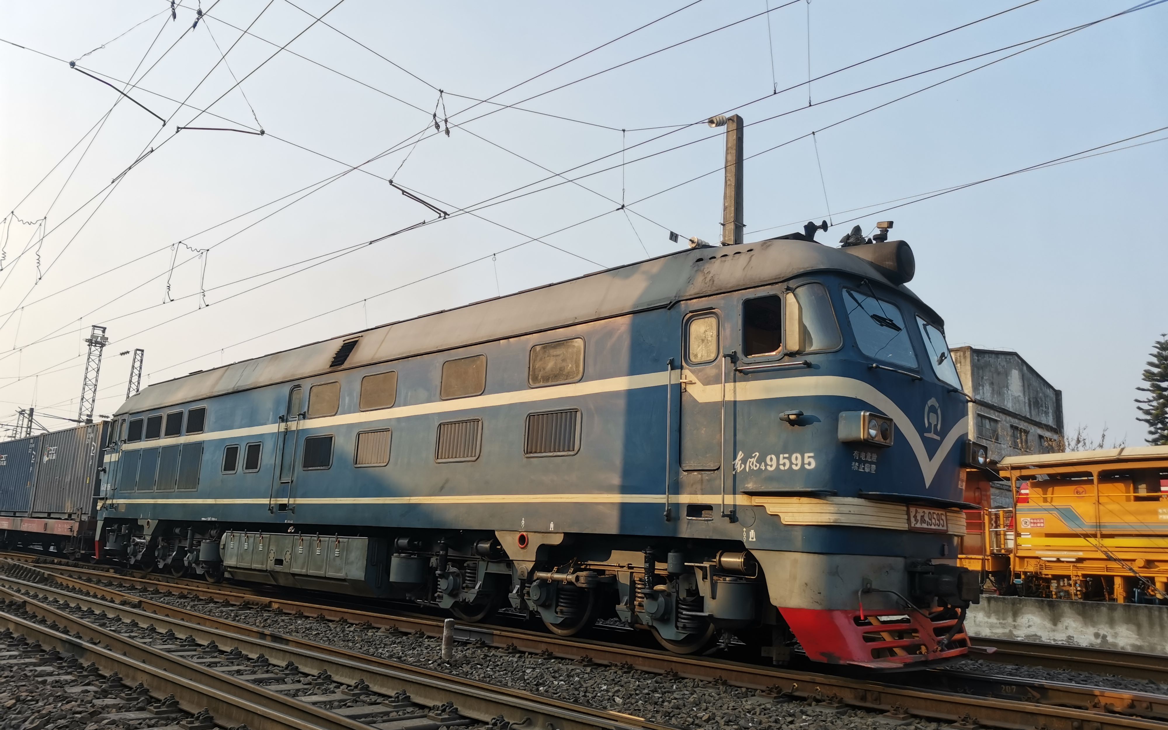 [蓝色的瓜爷]df4b 9595 牵引货列经过隆昌站