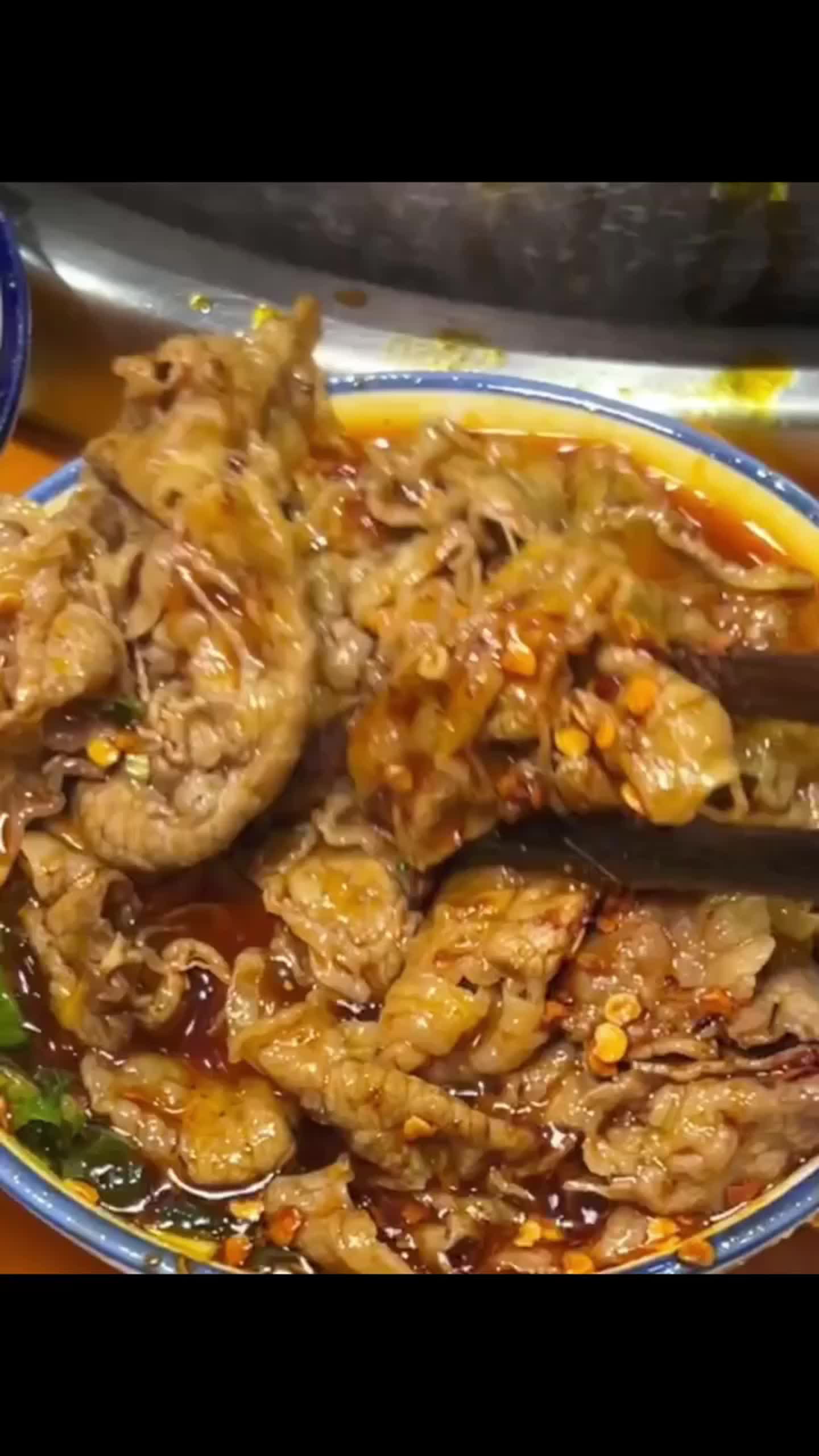 重庆火锅,一锅红油,一口热辣,让人欲罢不能!