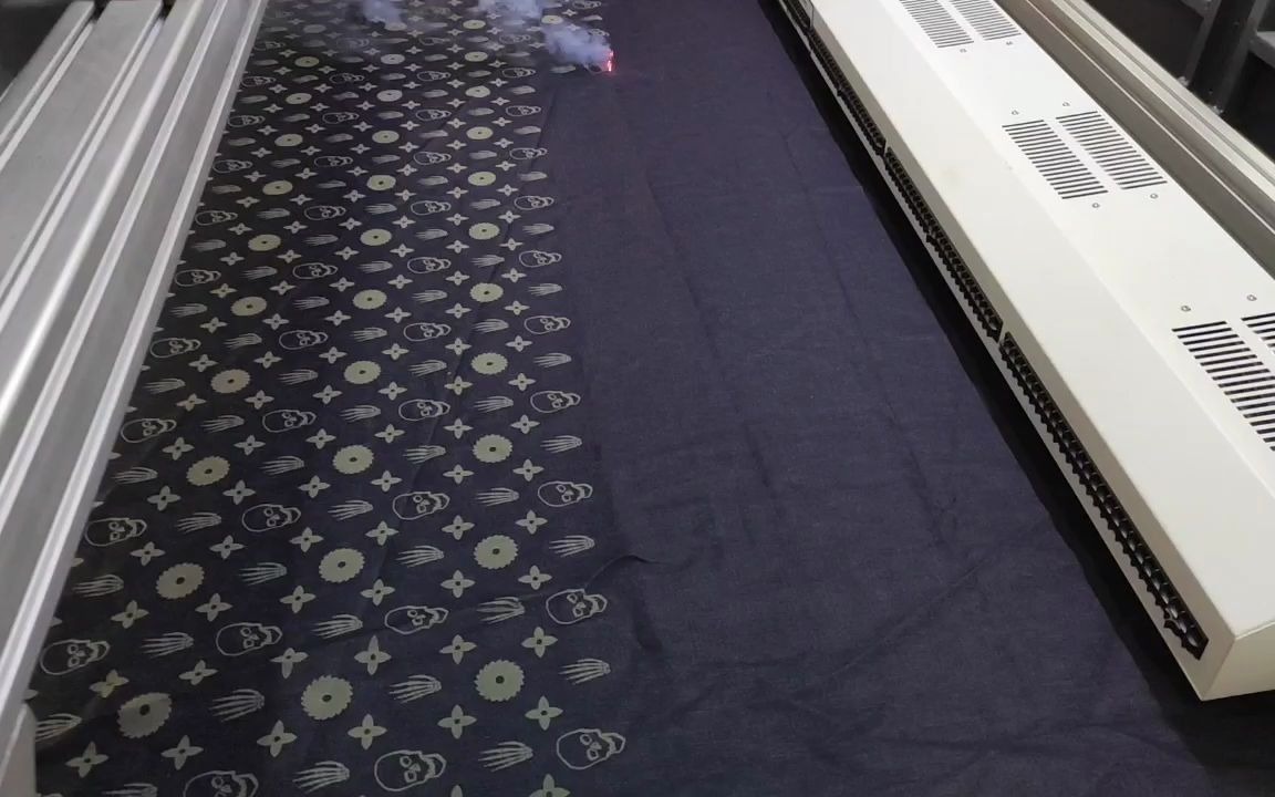 个性服饰激光烧花机 牛仔面料激光雕刻花型图案