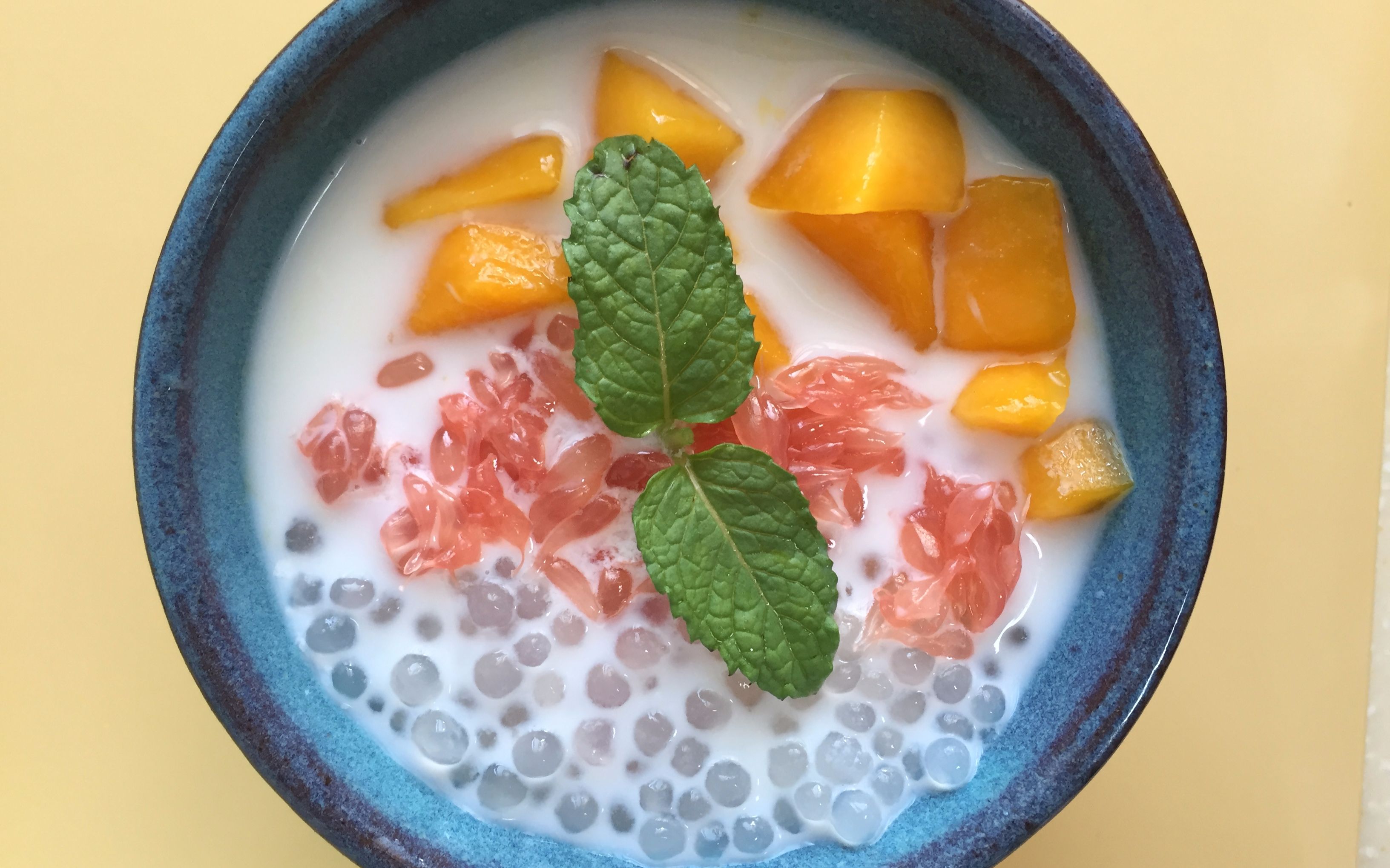 一碗冰凉的芒果西米露炎热的夏日也变得毫无畏惧