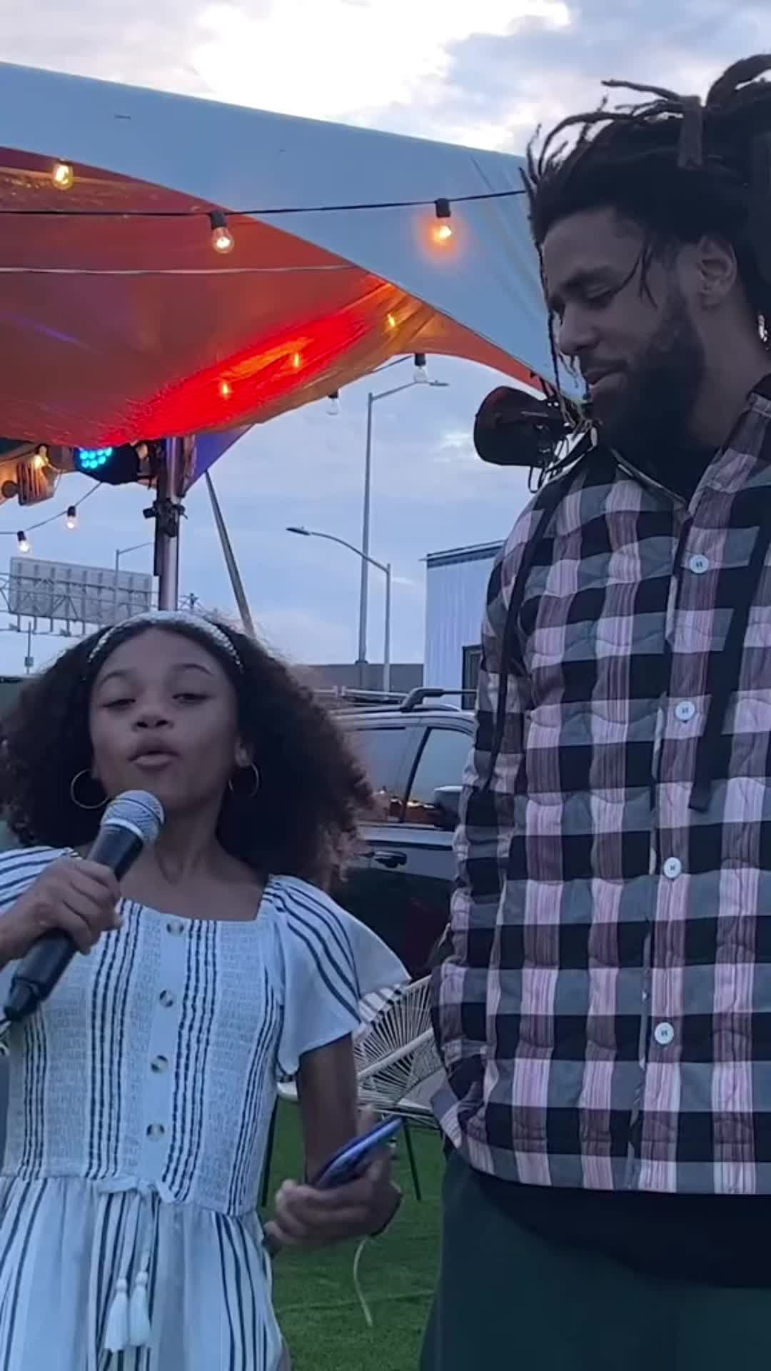 jazzysworldtv的jazzy采访j.科尔关于生存的重要性