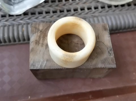 几年前 我买的第一颗鹿角扳指 现在不怕滑溜 挺好用