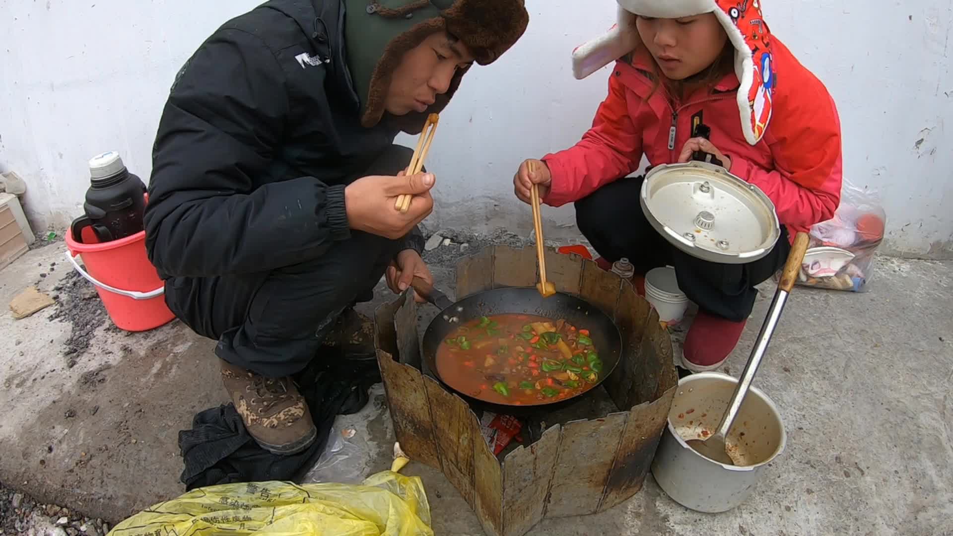 自驾新藏线,终于进去新疆红柳滩了,晚上做了一锅牦牛肉!哔哩哔哩bilibili