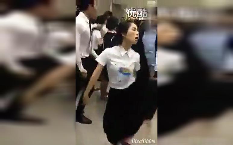 [图]泰国年会美女沉浸跳舞那个都掉了，不忍直视，用你的真心换我的电话号码，这就是上面那位抹胸美女，@@