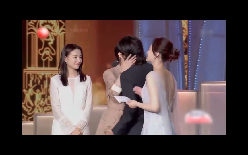 盛世美颜陈坤领奖,挨个亲吻李小冉董洁万茜,太让人羡慕丨盛典