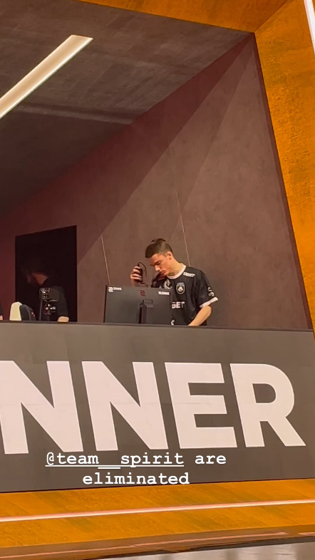 【绿龙】major赛后离场 被拍拍肩的小孩donk