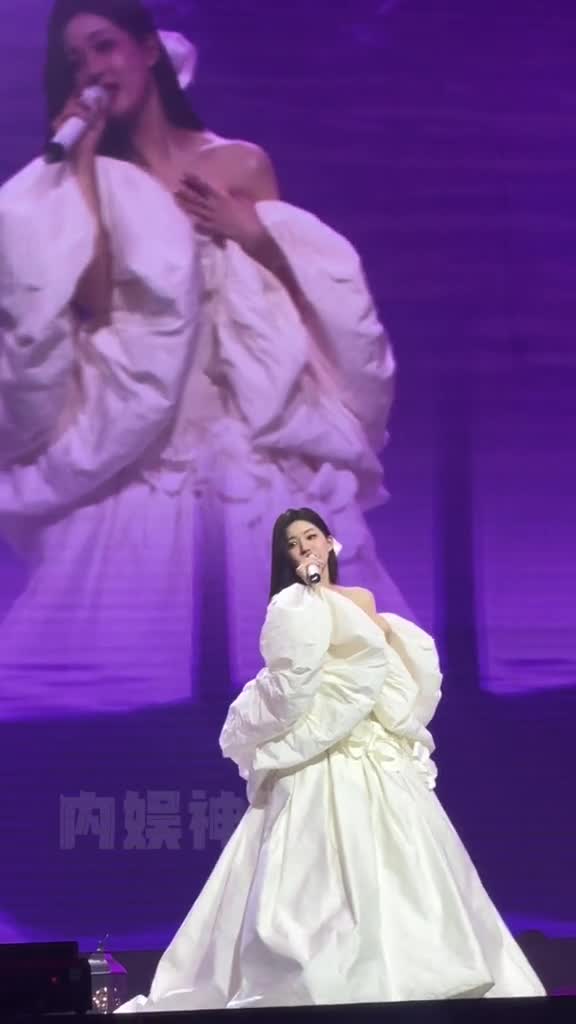 是和粉丝一起合唱的赵露思#赵露思 #赵露思生日会现场和粉丝合唱