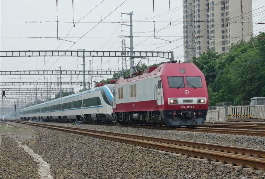 00136次京局京段ss9-0141回送铺镇新造cr220j型动集通过柳村线路所