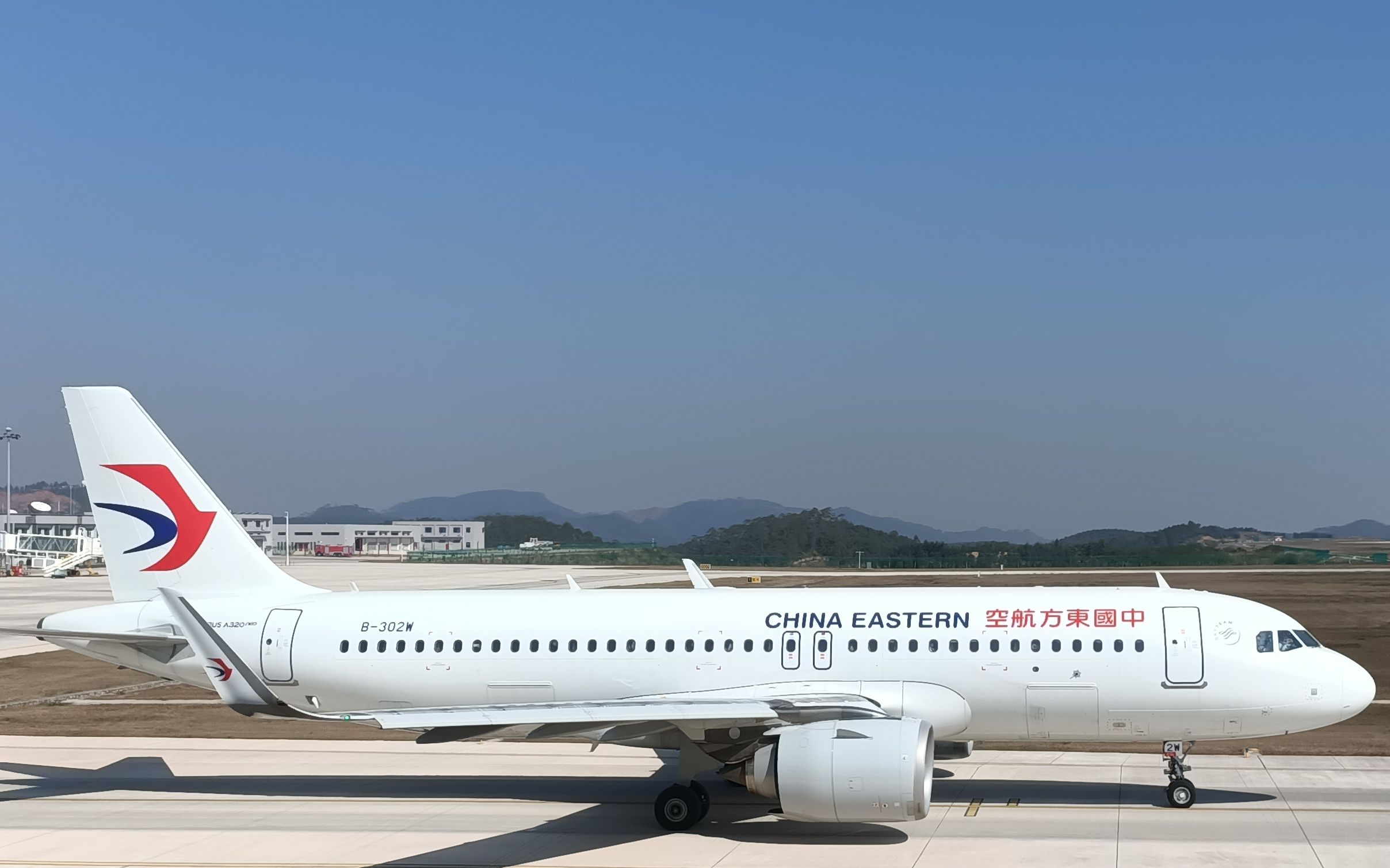 中国东方航空a320型客机降落到玉林网红机场以及起飞视频