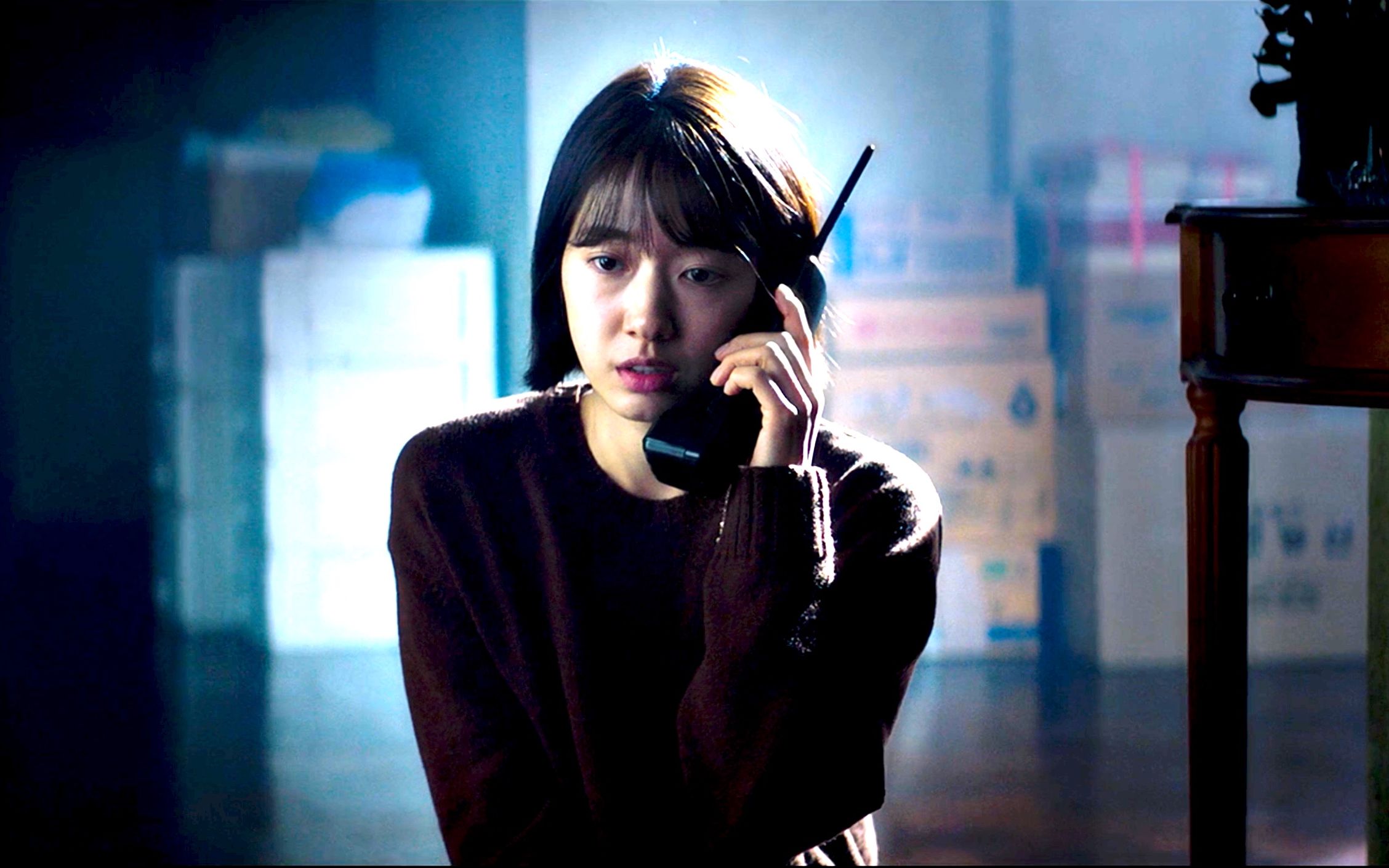 惊悚悬疑片朴信惠高分电影电话剪辑一通奇怪貌似打错的电话将两个时空